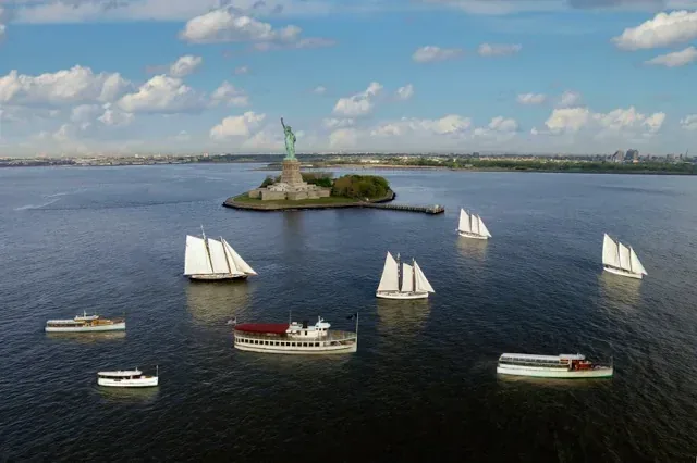 Classic Harbor Line boat at Chelsea Piers